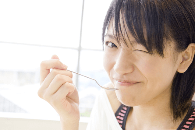 食事する女性