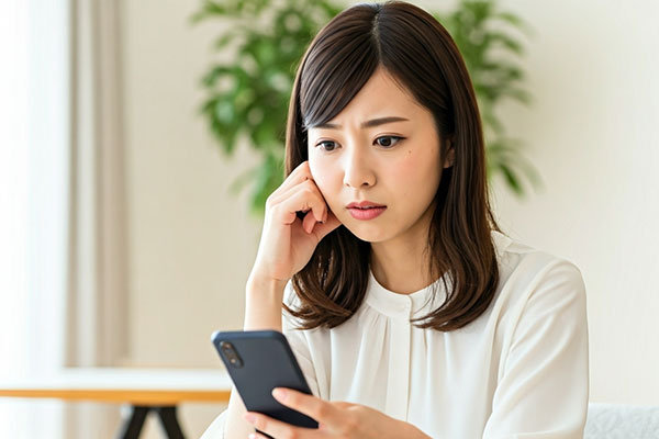 悩んでいる女性