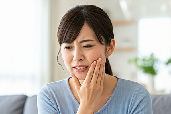 歯が痛そうな女性